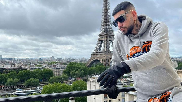 Snik: Καπνίζει μέσα στο Μουσείο του Λούβρου με full face μάσκα και προκαλεί