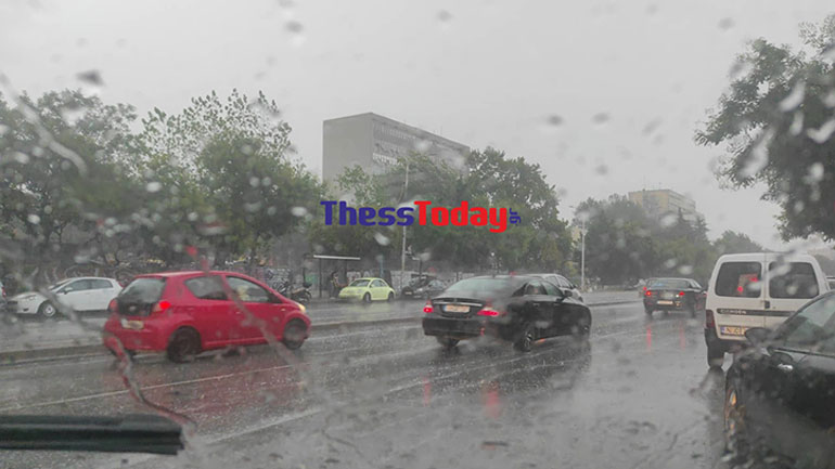 Βροχή και χαλάζι στη Θεσσαλονίκη – Κλήσεις για άντληση υδάτων και κοπές δέντρων σε Κεντρική και Δυτική Μακεδονία