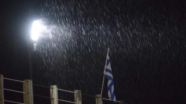 Κακοκαιρία: Κατολισθήσεις στο λιμάνι της Σαντορίνης – Σε κατάσταση έκτακτης ανάγκης η Εορδαία