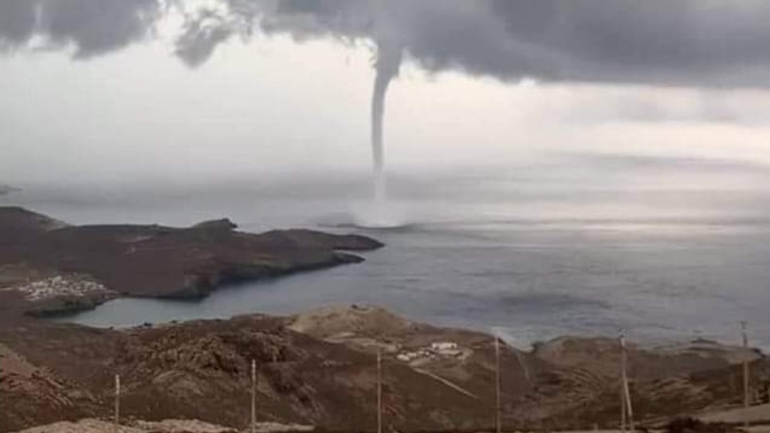 Μύκονος: Υδροστρόβιλος στα ανοιχτά του νησιού