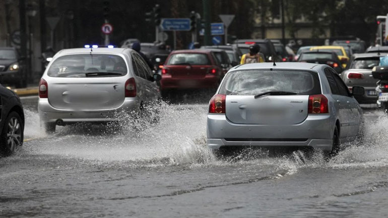 Προβλήματα σε κεντρικούς δρόμους της Αθήνας λόγω έντονης βροχόπτωσης
