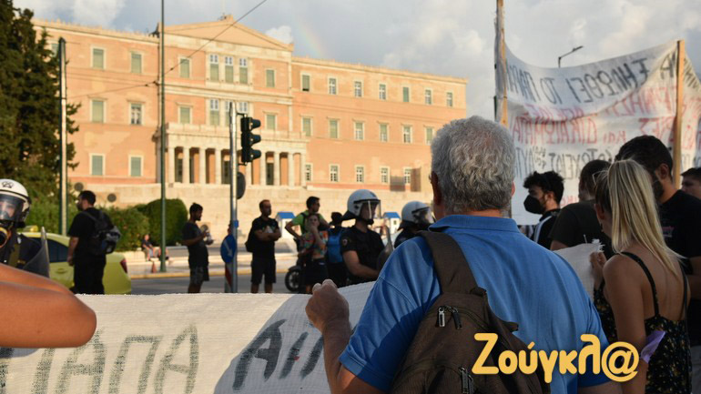 Σύνταγμα: Συγκέντρωση διαμαρτυρίας έξω από τη Βουλή για τις υποκλοπές