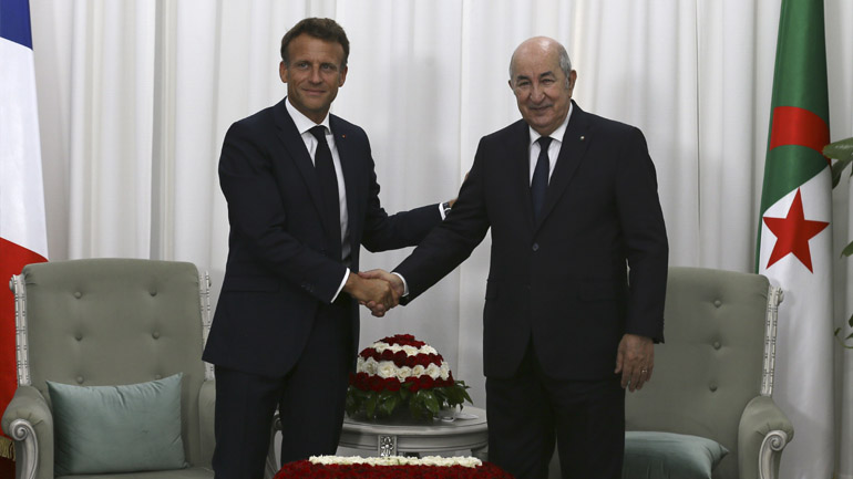 Γαλλία: Ο Μακρόν στην Αλγερία για να «ανοικοδομήσει» τις διμερείς σχέσεις