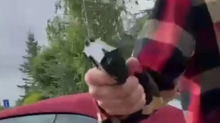 Ηρωικός χειριστής drone αφόπλισε άνδρα που πήγε να τον πυροβολήσει γιατί… τραβούσε τη γειτονιά