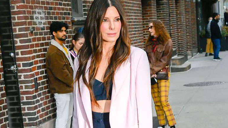 Sandra Bullock: Στην Επίδαυρο η χολιγουντιανή ηθοποιός – Γεύτηκε την ελληνική κουζίνα σε παραδοσιακή ταβέρνα