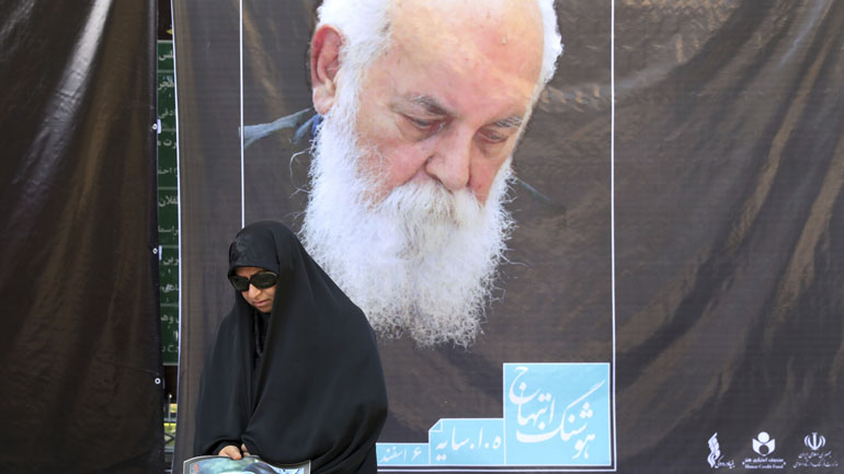 Ιράν: Κηδεύτηκε ο Χουσάνγκ Εμπτεχάτζ, ο μεγαλύτερος σύγχρονος ποιητής της χώρας