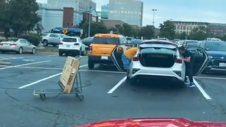 Όταν θες να βοηθήσεις με το κινητό στα χέρια