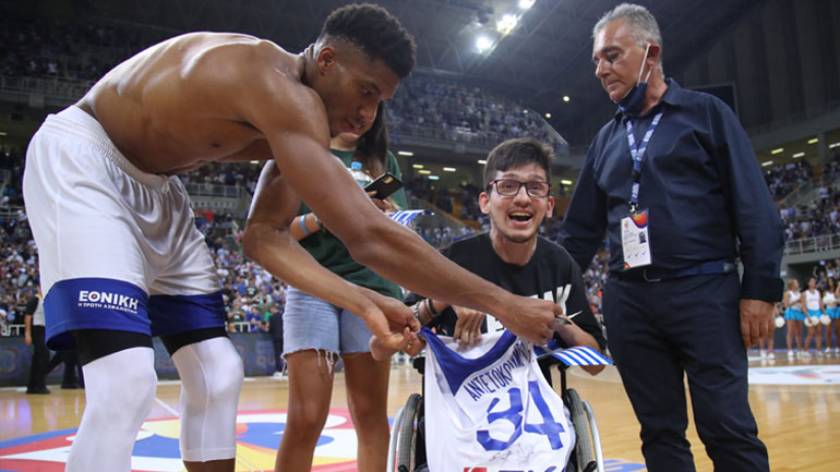 Συγκινητική κίνηση από τον Αντετοκούνμπο, χάρισε τη φανέλα του σε φίλαθλο με κινητικά προβλήματα!