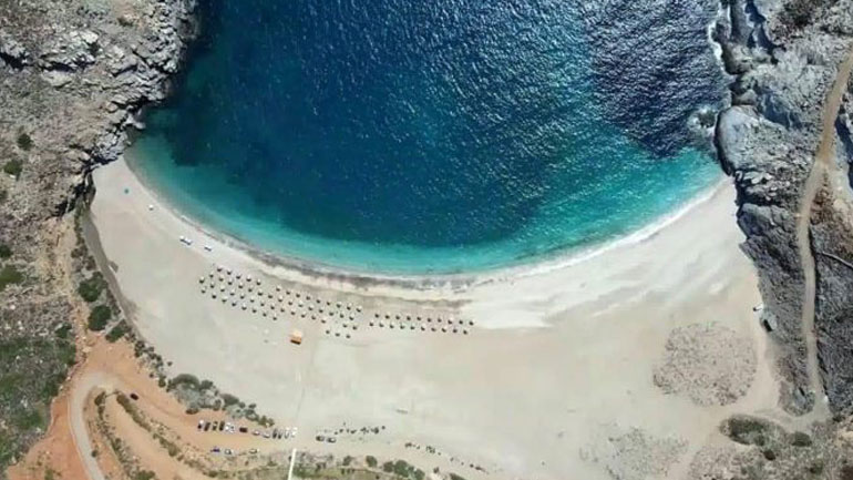 Ζόρκος: Η παραλία με την χρυσαφένια άμμο και τους επιβλητικούς βράχους που την αγκαλιάζουν