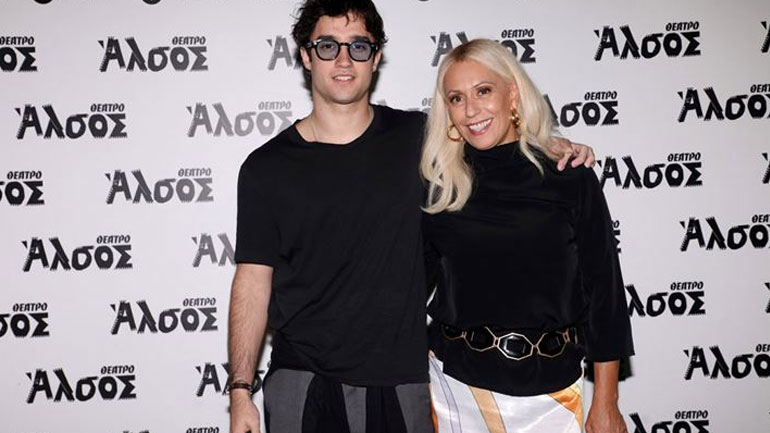 Μαρία Μπακοδήμου: Στο θέατρο με τον γιο της Άρη Αργυρόπουλο Μαρία Μπακοδήμου: Στο θέατρο με τον γιο της Άρη Αργυρόπουλο