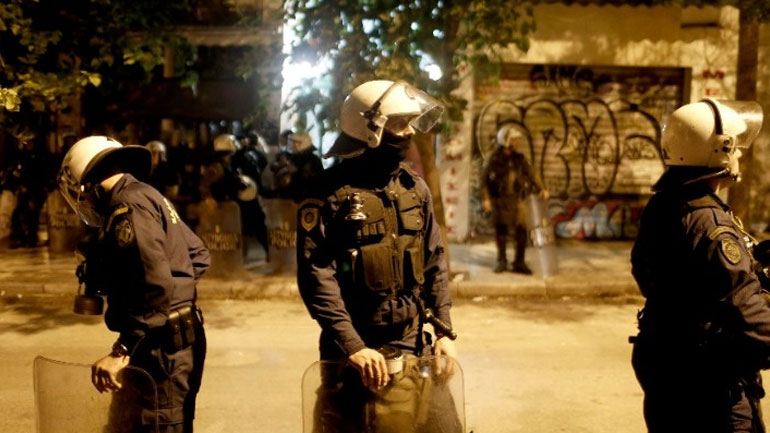 Συνελήφθησαν τρία άτομα που επιτέθηκαν σε διμοιρία των ΜΑΤ στην πλατεία Εξαρχείων