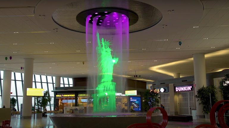 Εντυπωσιακές εικόνες σε σιντριβάνι στο αεροδρόμιο της Νέας Υόρκης