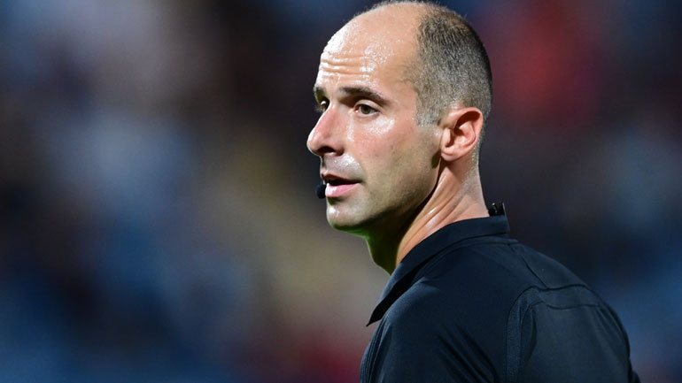 Ο διαιτητής Καραντώνης, ο οποίος... πρωταγωνίστησε στο ματς με την ακύρωση του γκολ του Πίτσου...