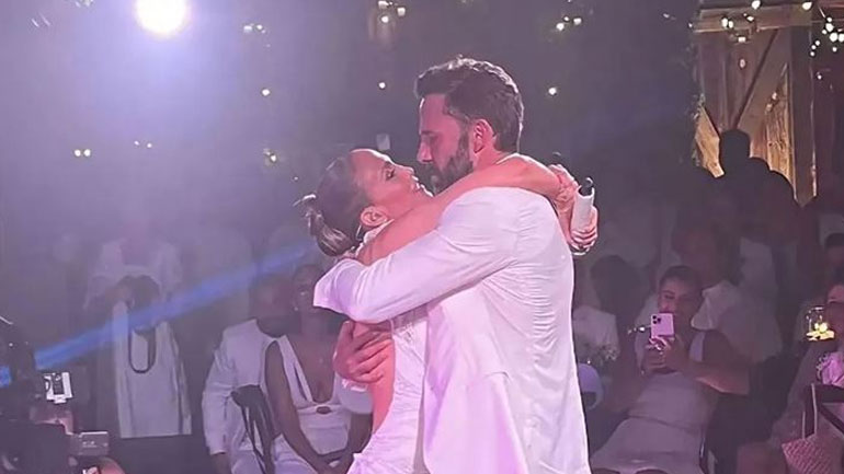 Jennifer Lopez: Η στιγμή που τραγουδά στον Ben Affleck στον γάμο τους (βίντεο)