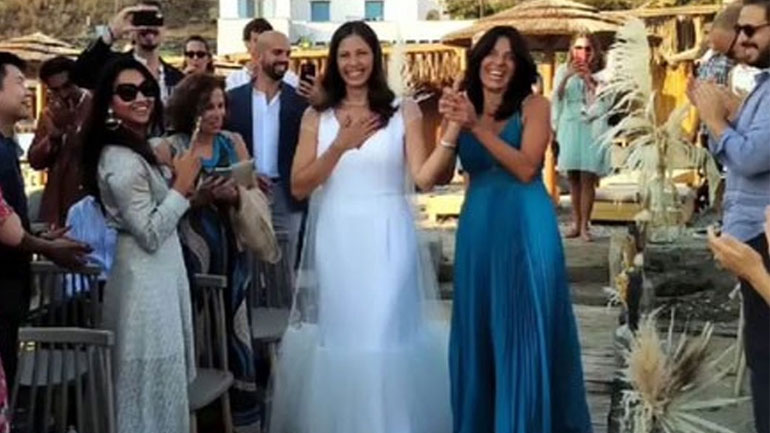 Πόπη Τσαπανίδου: Πάντρεψε την κόρη της Μαρίνα στην Τήνο – Φωτογραφίες