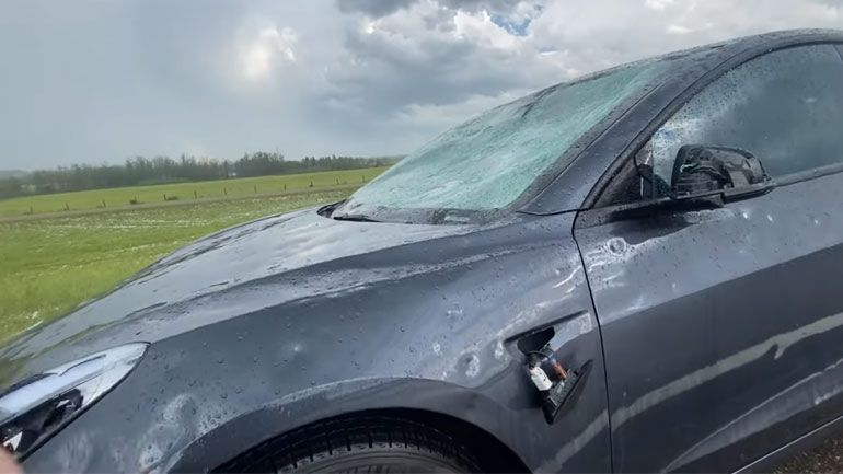 Χαλάζι βγάζει ολική ένα Tesla Model 3 μέσα σε 10 λεπτά