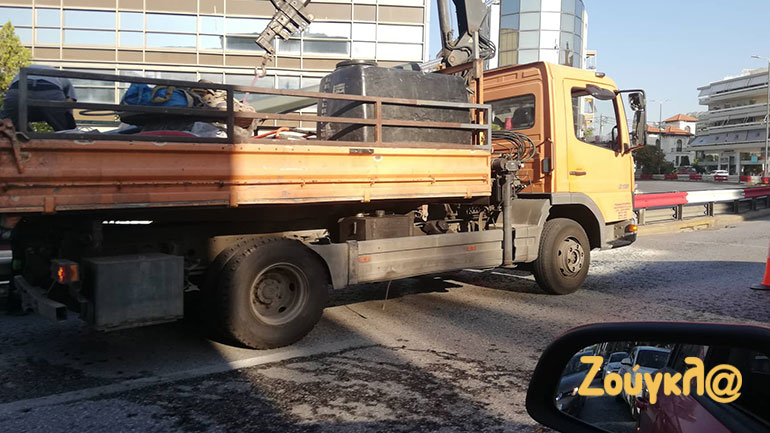 Τροχαίο στην Κηφισίας: Αυτοκίνητο «καρφώθηκε» σε κολόνα