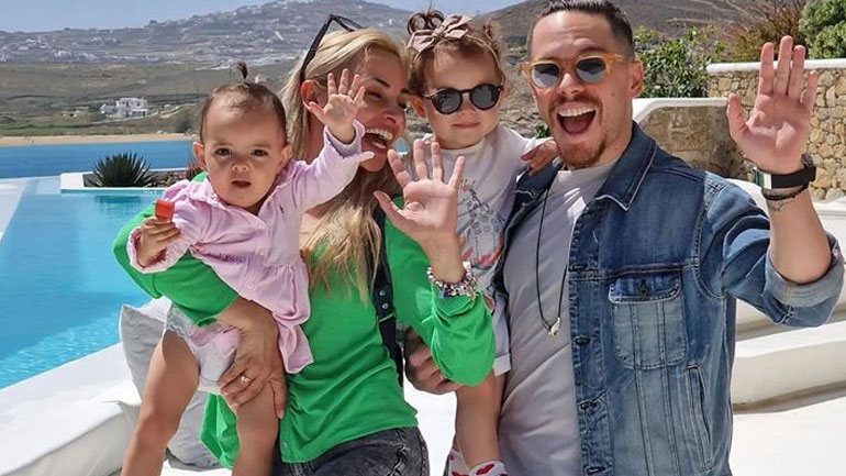 Βασιλική Μιλλούση – Λευτέρης Πετρούνιας: Το τρυφερό φιλί στις καλοκαιρινές τους διακοπές