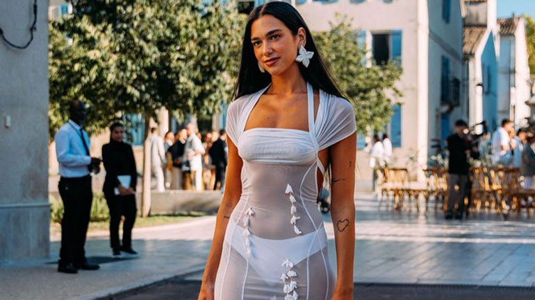 Dua Lipa: Η ρομαντική εμφάνιση με see through δημιουργία στον γάμο του Simon Porte Jacquemus