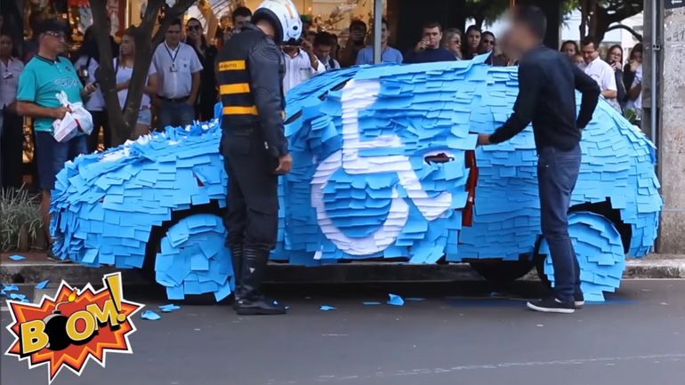 Φάρσα με post-it σε οδηγό που πάρκαρε σε θέση ΑμεΑ