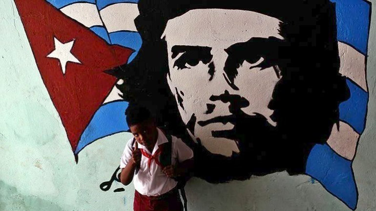 Κούβα: Πέθανε ο Καμίλο Γκεβάρα Μαρτς, γιος του Τσε Γκεβάρα