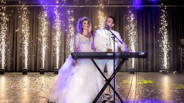 Μαυρίκιος Μαυρικίου – Ιλάειρα Ζήση: Οι φωτογραφίες από τη γαμήλια δεξίωση και το γλέντι με την Έλλη Κοκκίνου