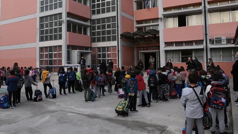 Πρώτο κουδούνι χωρίς μάσκες και υποχρεωτικά τεστ