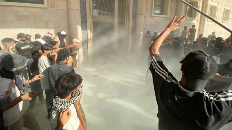 Ιράκ: Διαδηλωτές αποχωρούν από τους δρόμους της Βαγδάτης μετά την έκκληση του αλ Σαντρ