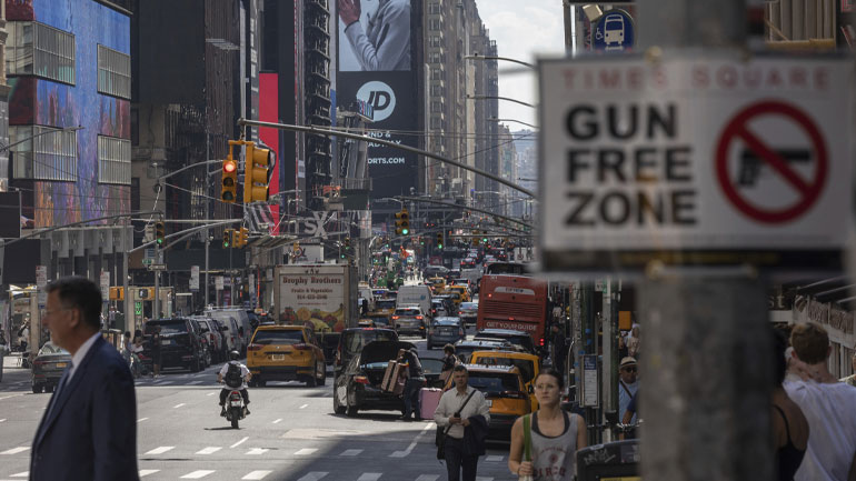 Η Νέα Υόρκη απαγορεύει τις «ένοπλες» βόλτες στην Times Square