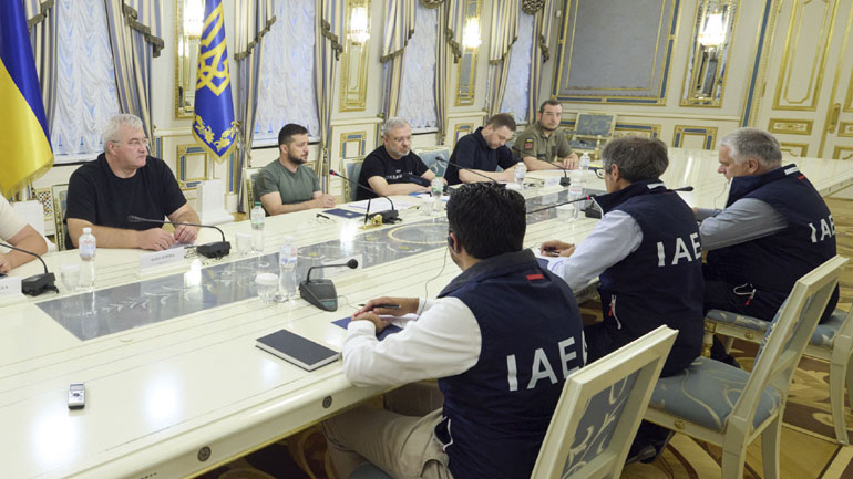 Ο Ζελένσκι υποδέχθηκε στο Κίεβο την αποστολή του Διεθνούς Οργανισμού Ατομικής Ενέργειας