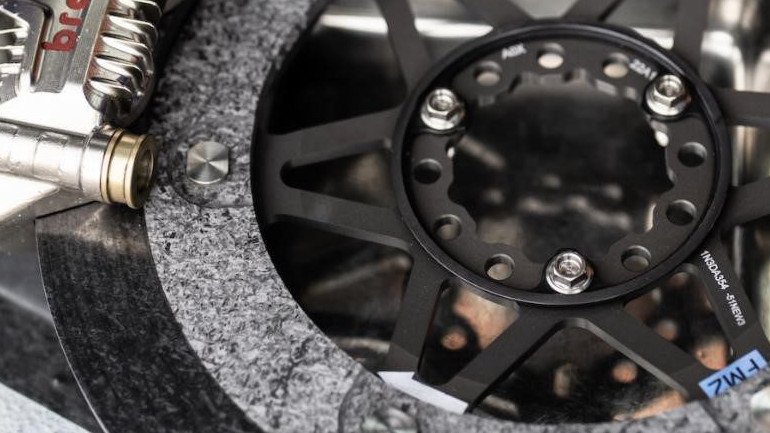 Επανάσταση: Κάρμπον δίσκοι σε μοτοσυκλέτες παραγωγής!