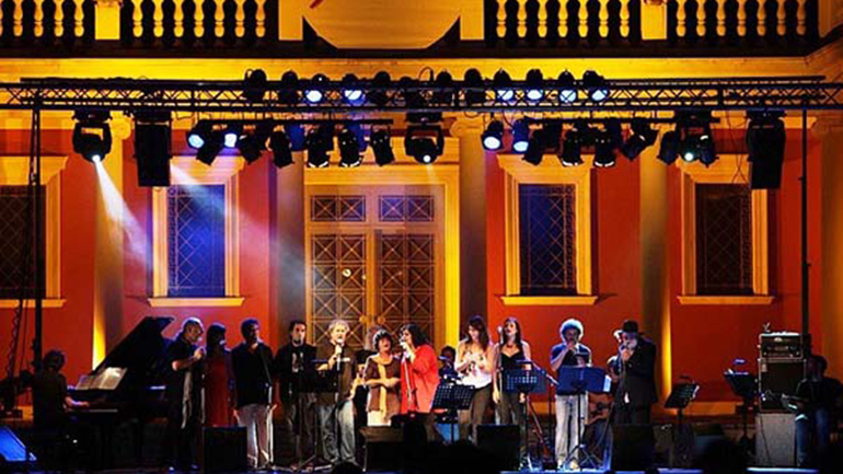 Ο Έλβις συναντά τους Μπιτλς στην πλαζ Αρετσούς