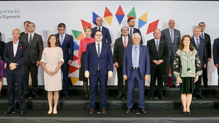 Η ΕΕ αναστέλλει τη συμφωνία με τη Ρωσία για την ταξιδιωτική βίζα