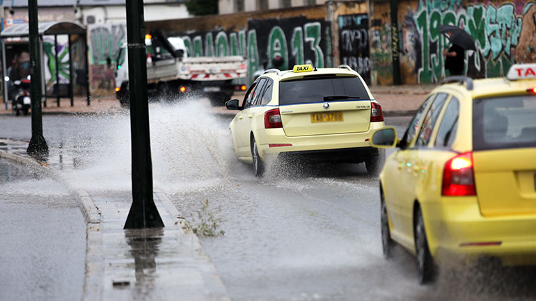 Καταιγίδα στην Αθήνα – Σοβαρά προβλήματα στις μετακινήσεις