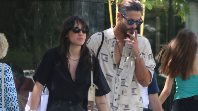 Γιώργος Καράβας: Βόλτα στο κέντρο της πόλης με τη Ραφαέλα Ψαρρού λίγο πριν την πρεμιέρα του GNTM