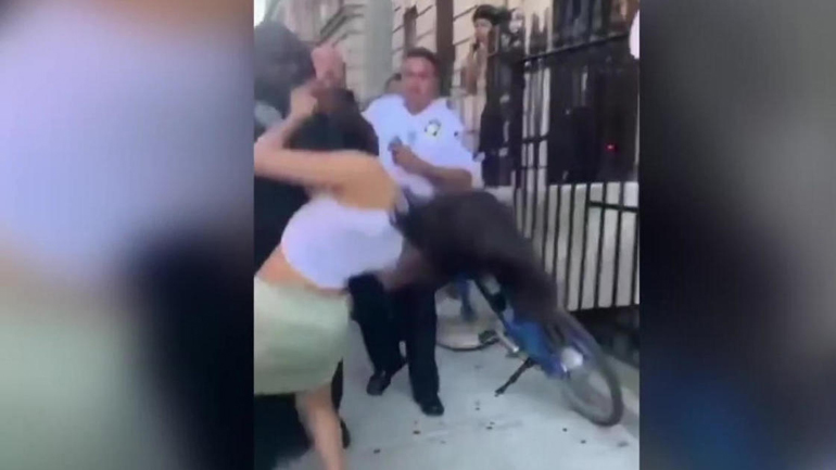 ΗΠΑ: Νέο περιστατικό αστυνομικής βίας στη Νέα Υόρκη – Άγριος ξυλοδαρμός 19χρονης