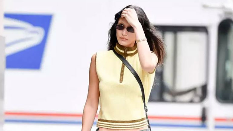 Bella Hadid: Μόλις φόρεσε το τζιν που θα βλέπουμε παντού τη νέα σεζόν