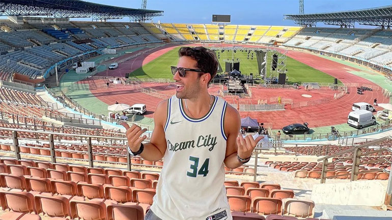 Κωνσταντίνος Αργυρός: Τηλεφώνημα για βόμβα στη συναυλία του στη Σαντορίνη με 3.000 θεατές