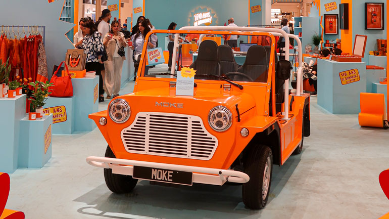 To Electric MOKE στο κέντρο του Παρισιού