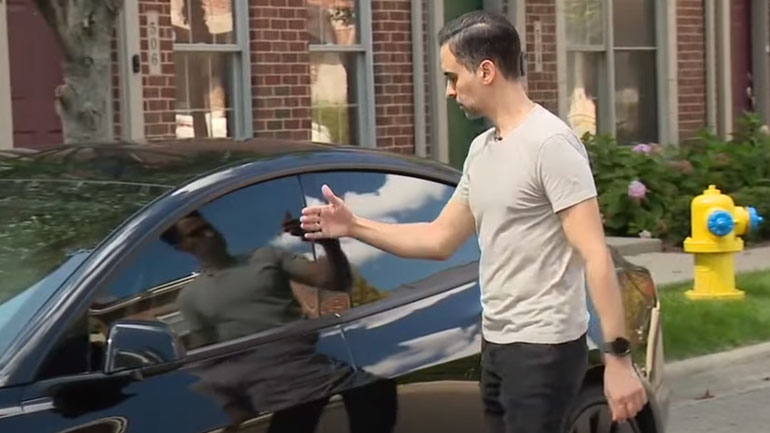 Ιδιοκτήτης Tesla εμφύτευσε στο χέρι του τσιπ για να ξεκλειδώνει το όχημα του