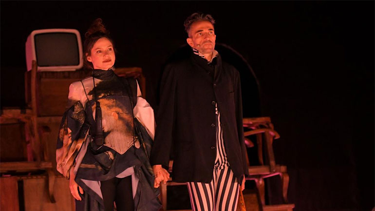 «Το Όνειρο ενός Γελοίου»: Τελευταίες παραστάσεις για τον Άρη Σερβετάλη και την Έφη Μπίρμπα – Νέες φωτογραφίες