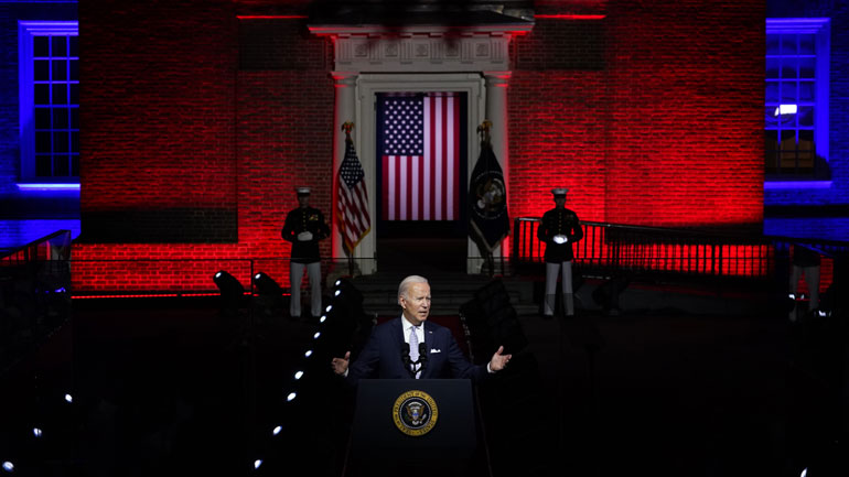 Ο Μπάιντεν καταφέρεται εναντίον των «οπισθοδρομικών» οπαδών του Τραμπ