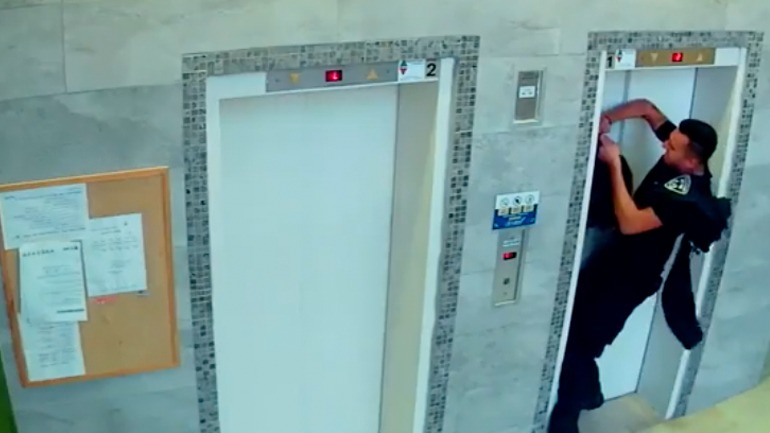 Αστυνομικός σώζει σκύλο που πιάστηκε το λουρί του στο ασανσέρ