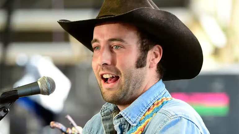 Πέθανε στα 32 του ο τραγουδιστής της κάντρι Λουκ Μπελ