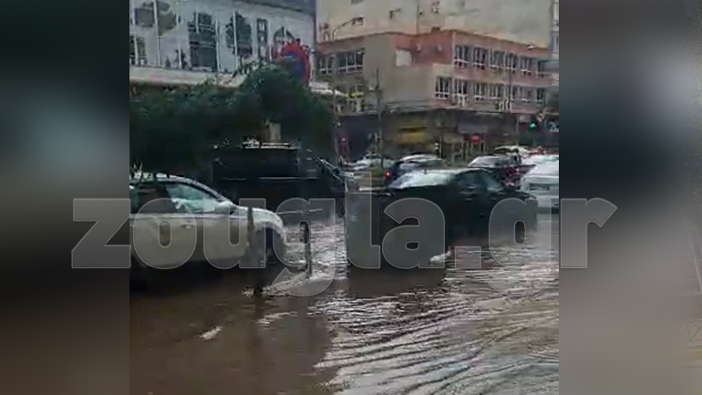 Θεσσαλονίκη: Ισχυρή νεροποντή με ομίχλη στο κέντρο – Πλημμύρισαν δρόμοι