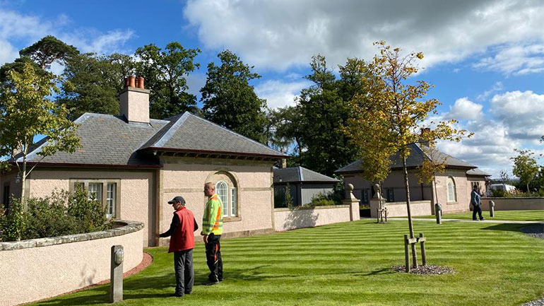 Τατόι: Η Μενδώνη ψάχνει για know how στα λημέρια του Πρίγκιπα Καρόλου