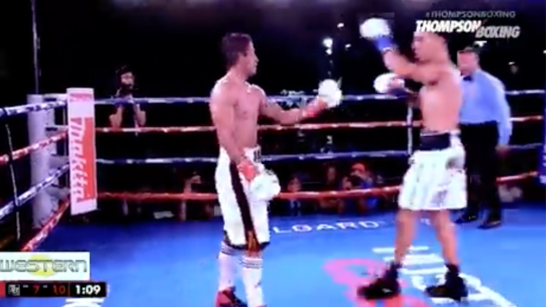 Πυγμάχος χαιρετά τον αντίπαλό του με ένα νοκ-άουτ