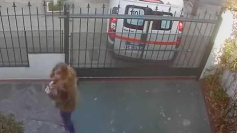 Αυτόματη πύλη εγκλωβίζει μια γυναίκα