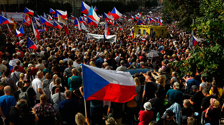 Τσεχία: Δεκάδες χιλιάδες διαδηλωτών διαμαρτυρήθηκαν κατά της κυβέρνησης, της ΕΕ και του ΝΑΤΟ