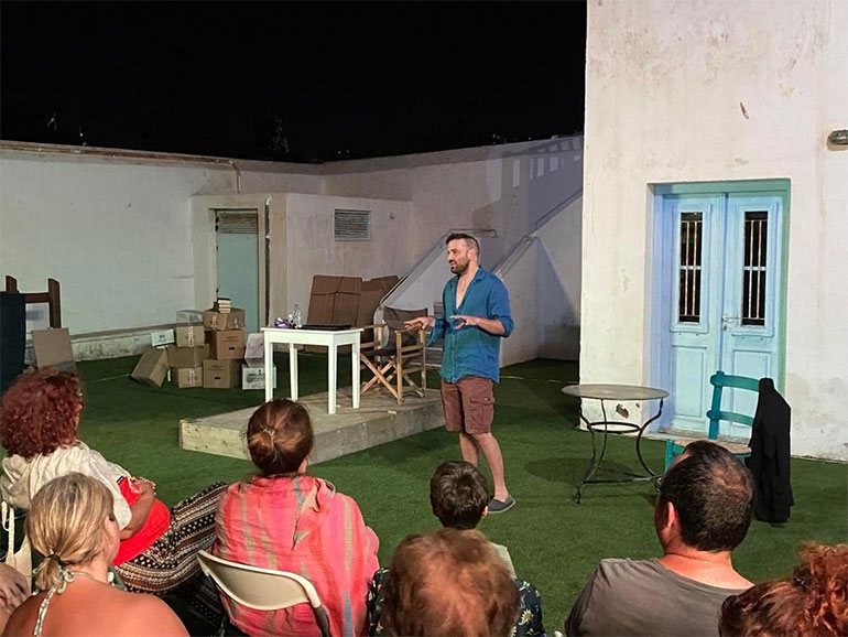  Ο καλλιτεχνικός διευθυντής Μάνος Καρατζογιάννης